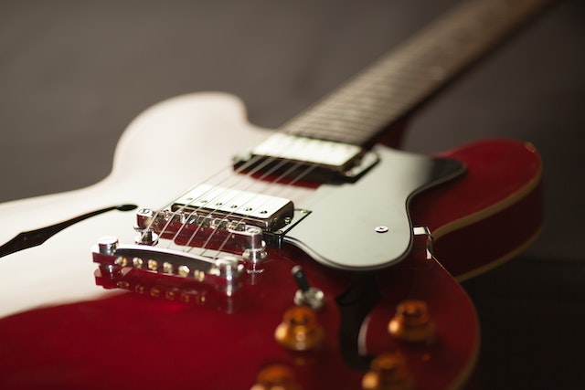 How to Tune Electric Guitar Without a Tuner