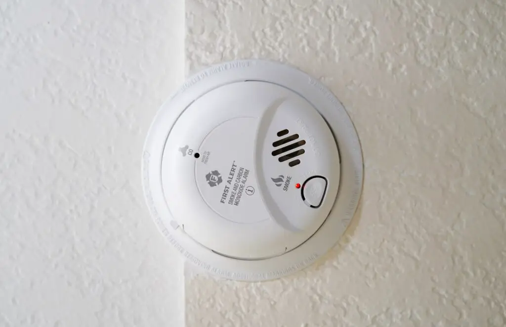 How To Deal With a Flashing Green Light On Smoke Detector?